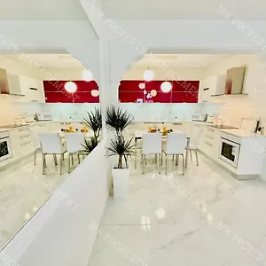 milos-city-center-apt-32.hotelsatayianapa.com/